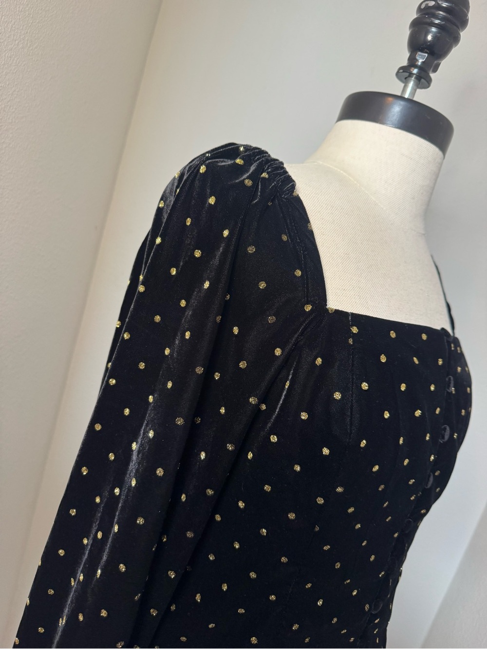 Sézane Annelise Blouse in black velvet with metallic gold polka dots - Picture 4 of 10